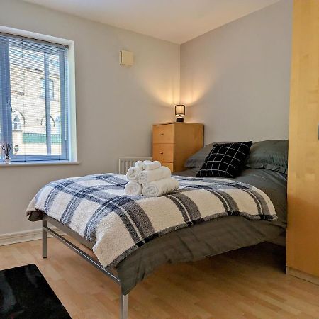 Quayside Apartment With Riverside Views & Parking 泰恩河畔纽卡斯尔 外观 照片