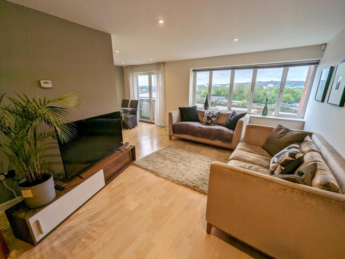 Quayside Apartment With Riverside Views & Parking 泰恩河畔纽卡斯尔 外观 照片