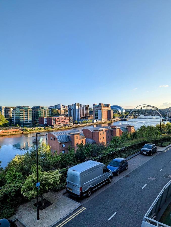 Quayside Apartment With Riverside Views & Parking 泰恩河畔纽卡斯尔 外观 照片